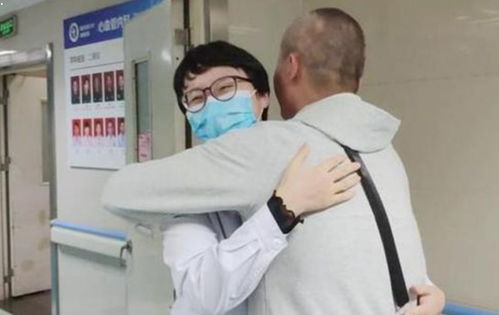 武汉市民因新冠肺炎合并不明原因心力衰竭被送往光谷医院