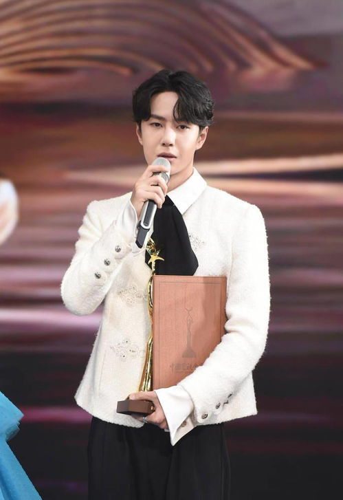 王一博获 观众最喜爱的男演员 奖,发文表示感谢
