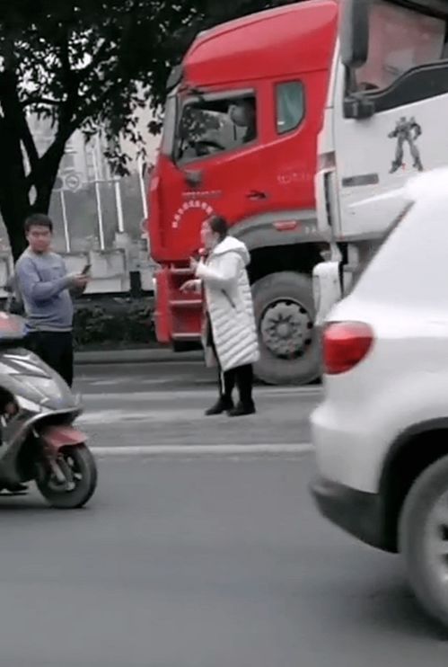 宜宾一女子骑电瓶车被大货车碾压 电瓶车稀烂,人却不见了