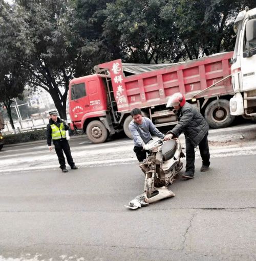 宜宾一女子骑电瓶车被大货车碾压 电瓶车稀烂,人却不见了