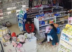 女子带着娃逛母婴店 一手抱婴儿另一手偷手机