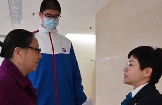 四川乐山14岁男孩高221厘米,挑战最高青少年吉尼斯世界纪录(四川乐山14岁男孩2.21米)