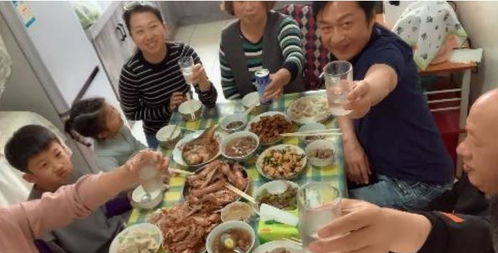 59岁马景涛回辽宁祭祖,一家八口其乐融融聚餐,与故乡情难割舍