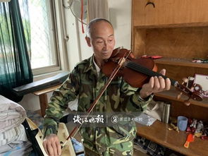 影 浙江70岁中学警卫上网自学十几种乐器 老婆支持我