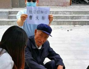 云南一摆摊老人在路边晕倒,结果路人刚要报警看到他身旁纸板上的