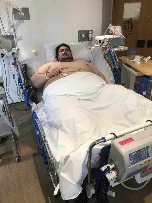 英国6百斤男子被起重机吊离居所,责怪外卖软件害自己吃太多