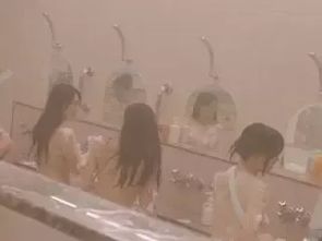 女子浴池内刚脱光衣服,发现旁边女孩在视频,对方 