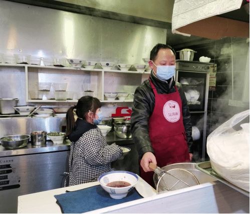 懂事 重庆最小 服务员 仅8岁半 唯一报酬是 爸爸少累点