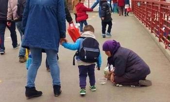 女子给跪地乞丐一袋麻花 被乞丐扔进垃圾桶里 现场图