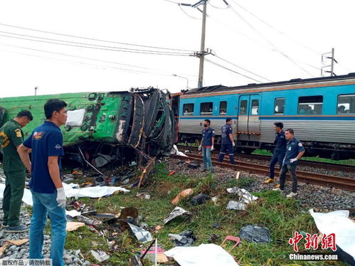泰国中部发生火车与载人巴士相撞事故 