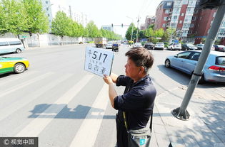 儿子死于车祸 62岁父亲路边举牌寻目击者 