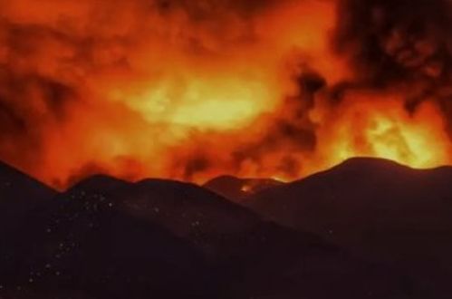 非洲最高峰发生大火,大火连成了一条线,已连烧两日