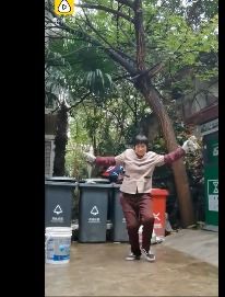 47岁的清洁姐姐自学跳霹雳舞,不禁想起一首歌:最好跳舞!(姐姐是清洁员)