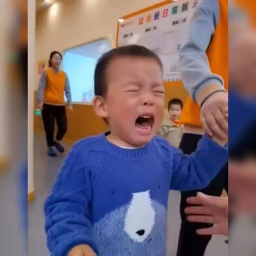 萌娃哭了,不想上幼儿园 看到老师后的行为让人哭笑不得