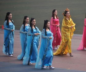重庆大学春季运动会开幕式玩穿越 大白媚娘孙悟空亮相