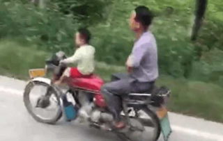 男子开车遇到奇葩事,马路上7岁男孩开摩托,背后竟坐着淡定父亲