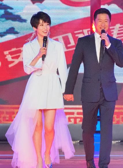 甜蜜 吴京牵谢楠登台似婚礼现场 偷吃道具蛋糕引爆笑