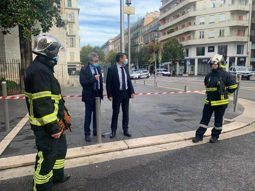 法国警方:一名女子在尼斯涉嫌恐怖袭击中被袭击斩首(法国警方电话)