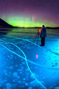 加亚伯拉罕湖冰封气泡 极光映衬下绚烂多彩 