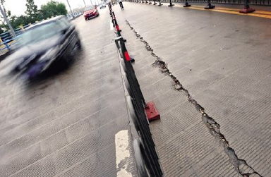 鄞县大桥半身不遂,何时手术桥面出现裂缝,一条车道已被封三四个月 