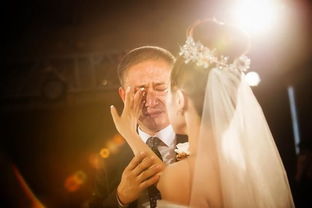 在女儿的婚礼现场,父亲一路沉默 婚车走后硬汉父亲的动作让人泪(在女儿的婚礼现场女方的父母怎样致词)