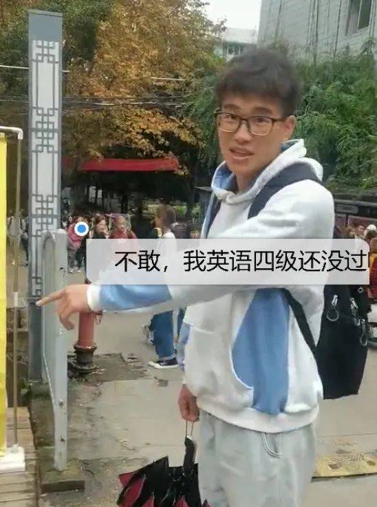 贵阳卖水果大姐飚英语火了 大学生没过四级不敢接嘴