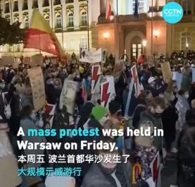 波兰爆发大规模抗议示威 约10万人走上街头(波兰爆发大规模抗议)
