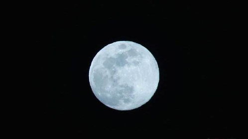 今晚罕见 蓝月亮 现身夜空,蓝月亮遇上万圣节,错过要等19年