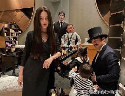 周杰伦一家cos亚当斯一家 女儿罕见正脸照曝光