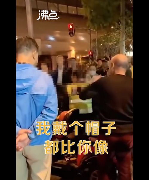 两男子冒充警察被市民围堵揭穿,大爷实力嘲讽 我戴个帽子都比你像