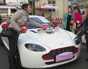 宁波90后女孩自组千万豪车队大学门口卖苹果 赠送豪车快递到家服务 