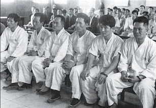 韩国总统李明博年轻时被捕入狱后的珍贵照