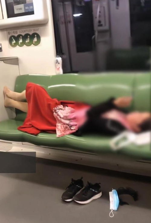 上海一名女子在地铁上脱鞋摘口罩 横躺4座扣牙玩手机(上海一名女子被害)