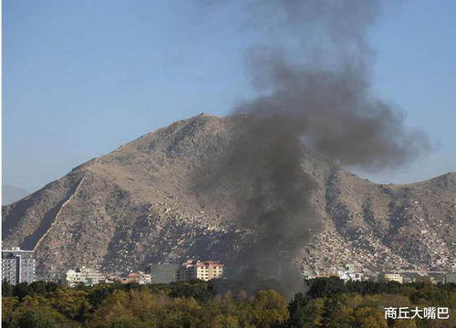 阿富汗大学遭袭击,22人死亡,爆炸产生的烟雾清晰可见
