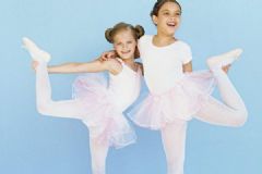 8岁女孩在舞蹈学校受伤,导致下肢截瘫(女孩初学舞蹈学什么好)