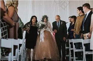 脖子以下全部瘫痪的姑娘在婚礼上站了起来走向自己的爱人 