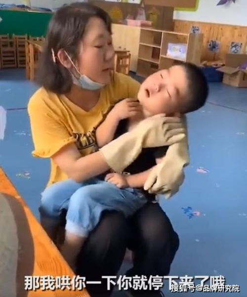 山东一男孩哭了妈妈从幼儿园三楼跳下,然后紧急送往医院治疗