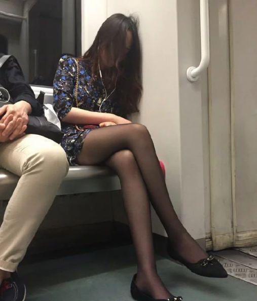 在地铁上偶遇黑丝美女, 要不要提醒她已经到站了