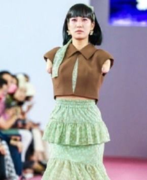 90后断臂女孩时装周走秀 曾被称为东方维纳斯