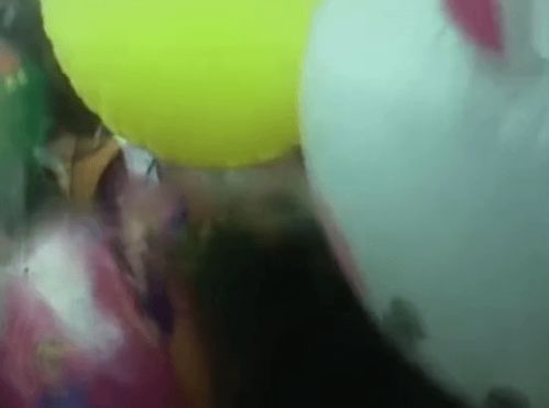 恐怖 电梯内欲给女孩送氢气球,男子一个动作,竟然瞬间爆炸