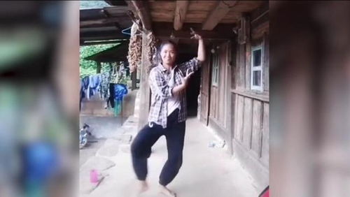这位妈妈真美 云南镇康一农妇赤脚在水泥地上起舞,想穿好看的裙子跳一次舞
