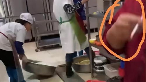 学校食堂员工用脚洗菜 校方回应 终止服务辞退工作人员