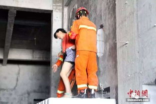 14人被困电梯 消防拆墙营救,消防员这是要抢电梯人的饭碗啊