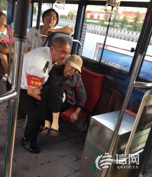 青岛公交司机停下车抱老人上下车 乘客纷纷点赞 