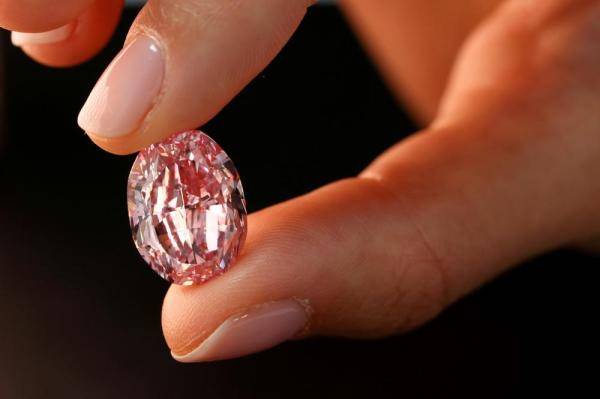 世界最大紫粉色钻石拍出2660万美元