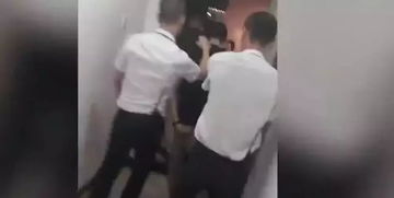 广东一男子竟公然偷拍女同事上厕所 捉后还当无事发生