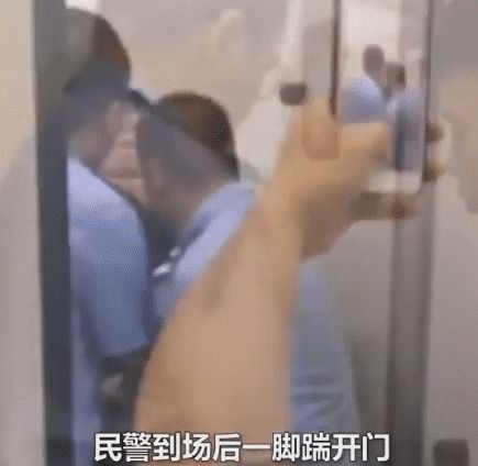 男子躲女厕偷拍被抓还不承认,民警霸气回怼 不拍你跑女厕干嘛