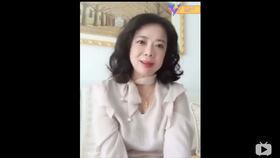 辣眼睛 女主播在西湖景区扮狗咬着鞋跪爬征婚,惊呆路人