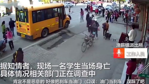 湖北突发惨烈车祸,一教师学驾车撞上学生致1死1伤,现场曝光