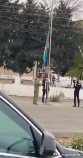 阿塞拜疆总统驾车视察纳卡地区 跪地亲吻国旗